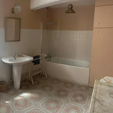 Semesterbostad Charmful Family House 5 Min From The